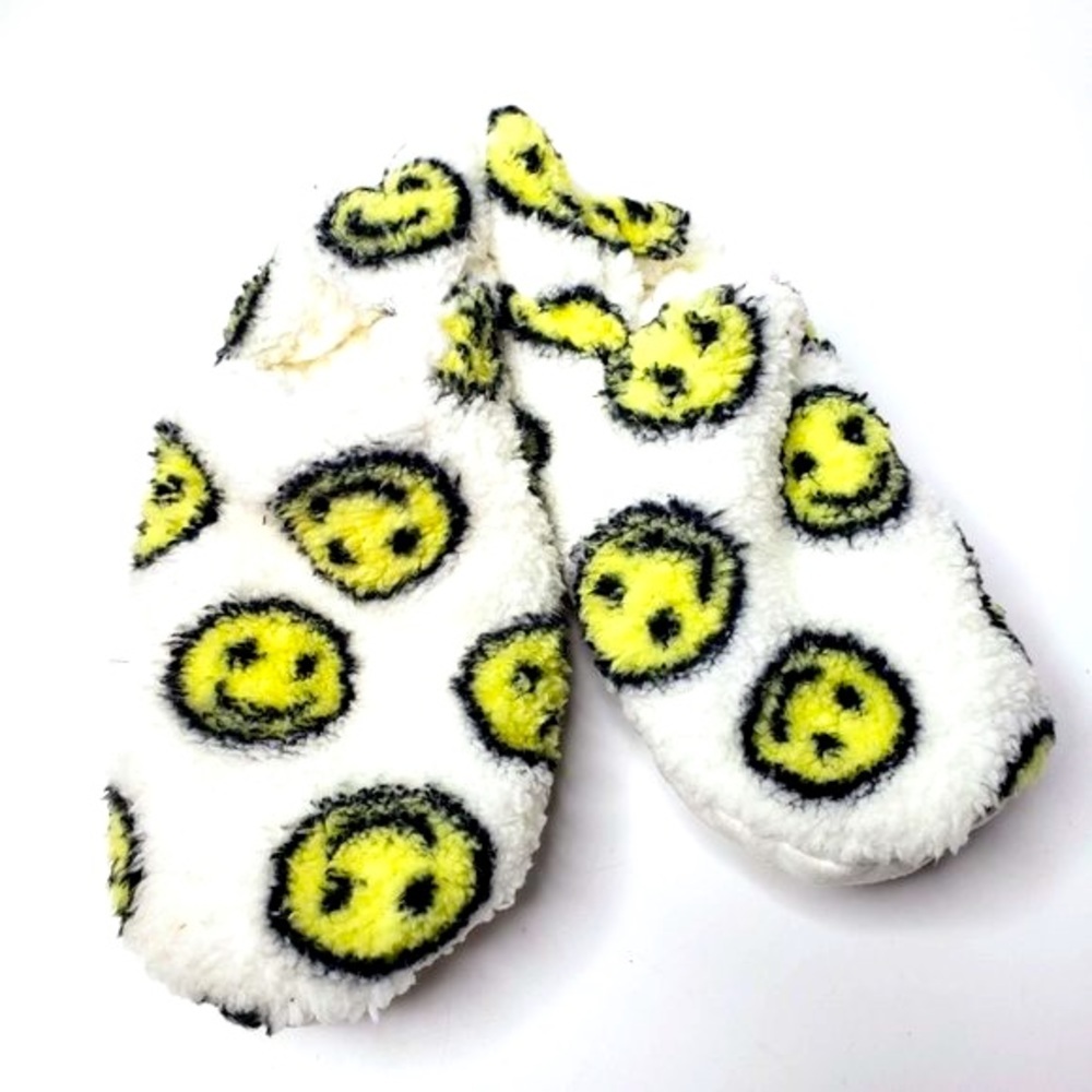 NWT‎ Smiley Face Fuzzy Slipper Socks with Grippers ML 8 to 10